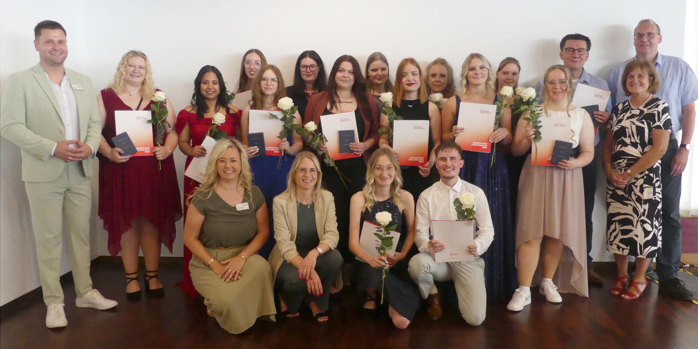 Gruppenbild mit Lehrern und Schulleitung: Der Kurs B 11 wurde im Vennehof in Borken feierlich verabschiedet.