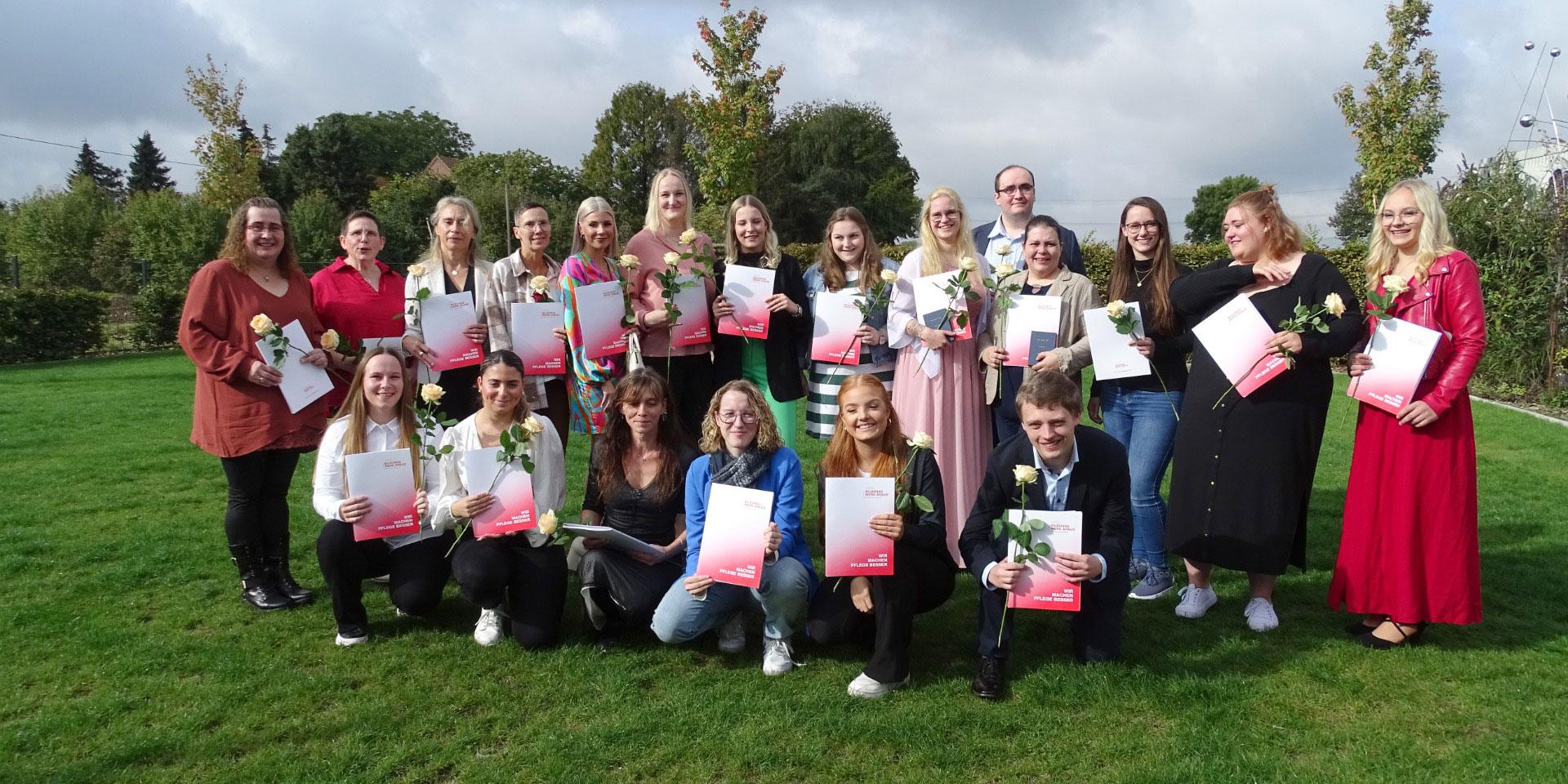 Die Absolventen: Bianca Benning; Elke Bergermann; Adriana Berndt; Nicole Deiters; Melanie Ellerkamp; Simone Genn, Jennifer Gevers; Emily Gottheil; Kerstin Hollekamp; Lea Homölle; Annette Jochmann; Corinna Kaßner; Dustin Konczak; Joana Koopmeiners; Juliana Kural; Anja Laschinski; Manuela Makkink; Vanessa Tibo; Leonie Uden, Birgit Uphues; Johannes van Almsick.