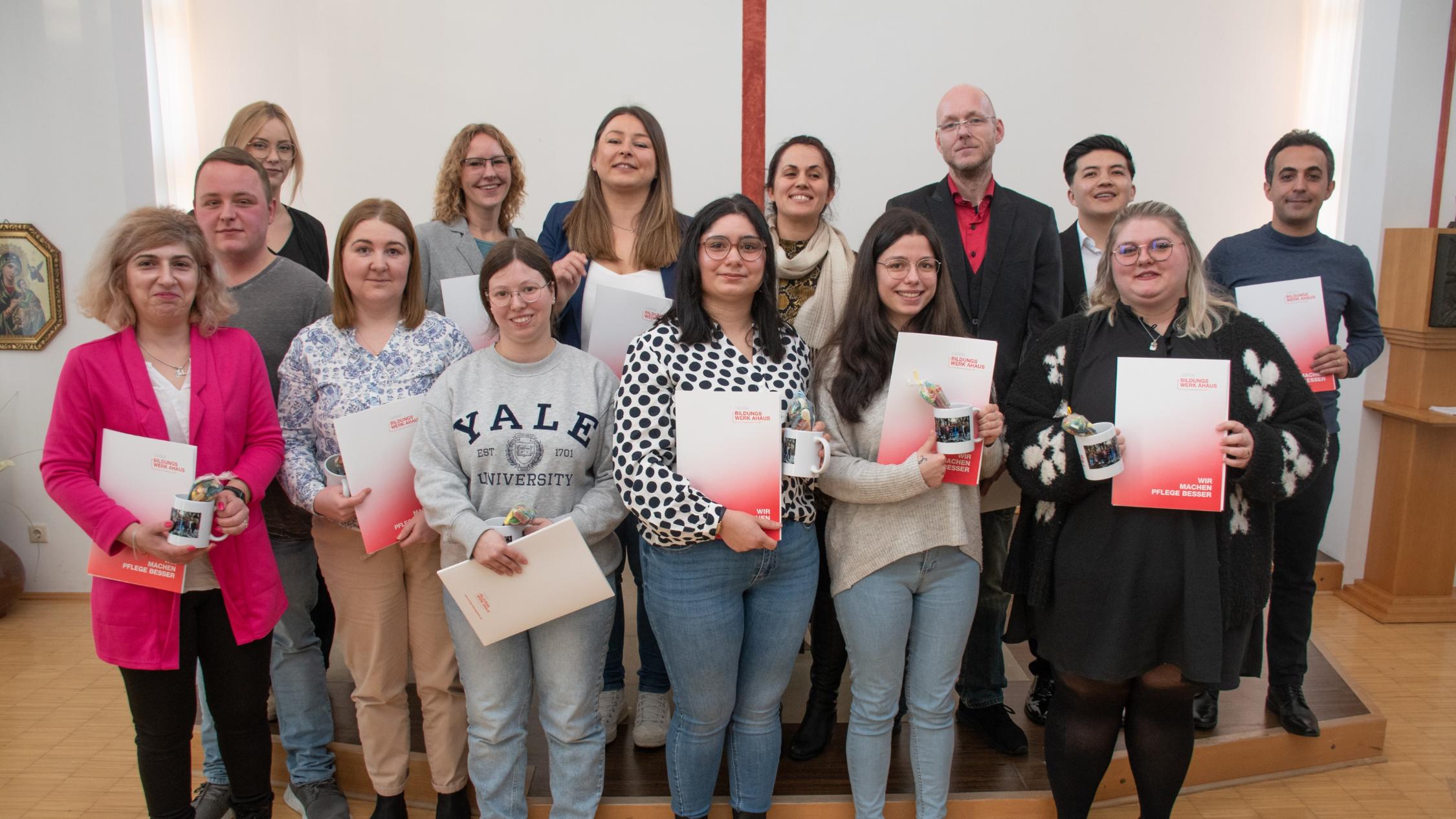 Die Absolventen des ersten Kurses „Pflegefachassistenz“ am Caritas Bildungszentrum Steinfurt.