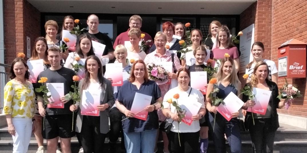 Die neuen Praxisanleitenden mit Dorothea Oer und Veronika Wißeling aus dem Team der Lehrenden.