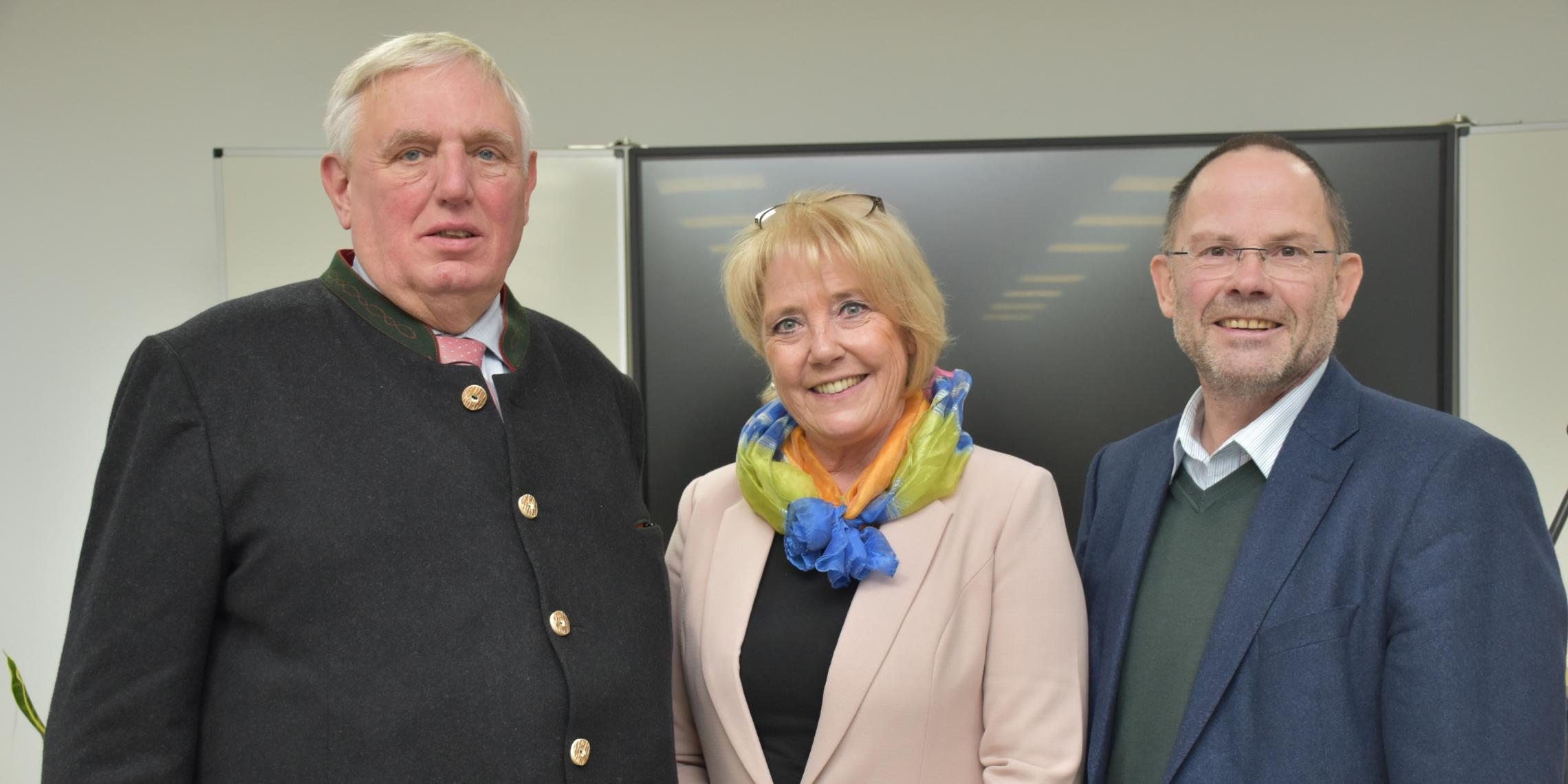 NRW-Gesundheitsminister Karl-Josef Laumann, Schulleiterin Petra Berger und Caritas-Vorstand Hans-Peter Merzbach (v.l.).