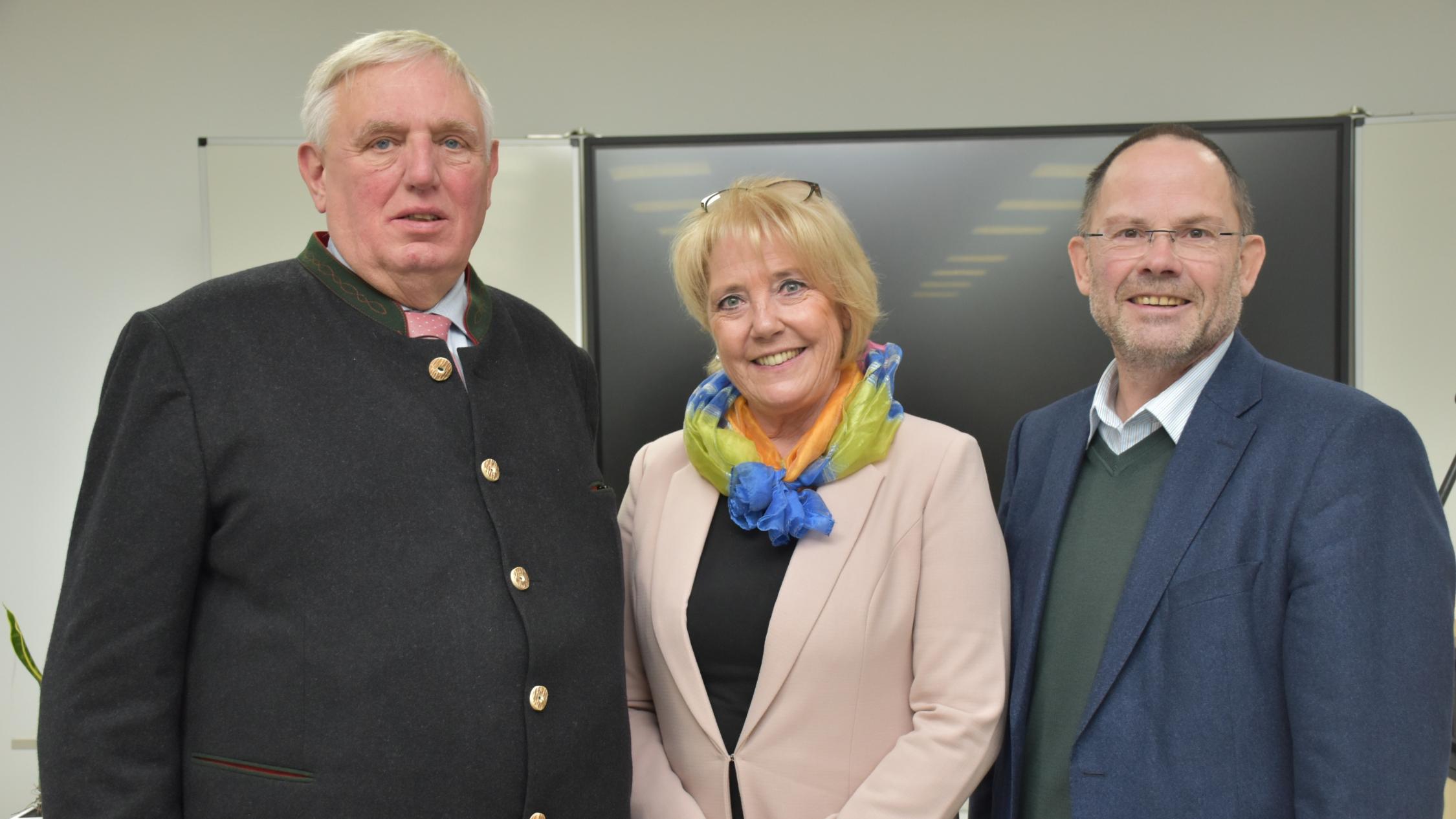 NRW-Gesundheitsminister Karl-Josef Laumann, Schulleiterin Petra Berger und Caritas-Vorstand Hans-Peter Merzbach (v.l.).